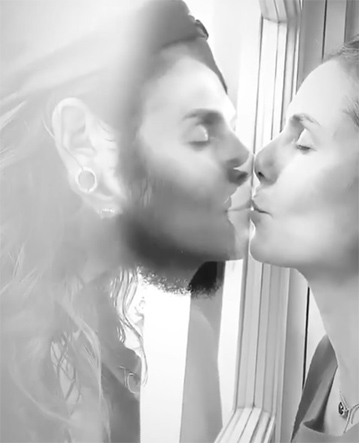 スーパーモデルのハイディ・クルムが夫と“ガラス越しのキス”