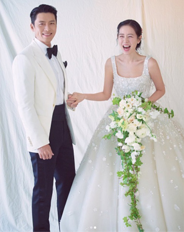 「愛の不時着」のヒョンビン＆ソン・イェジンが結婚　事務所がウェディング写真公開 
