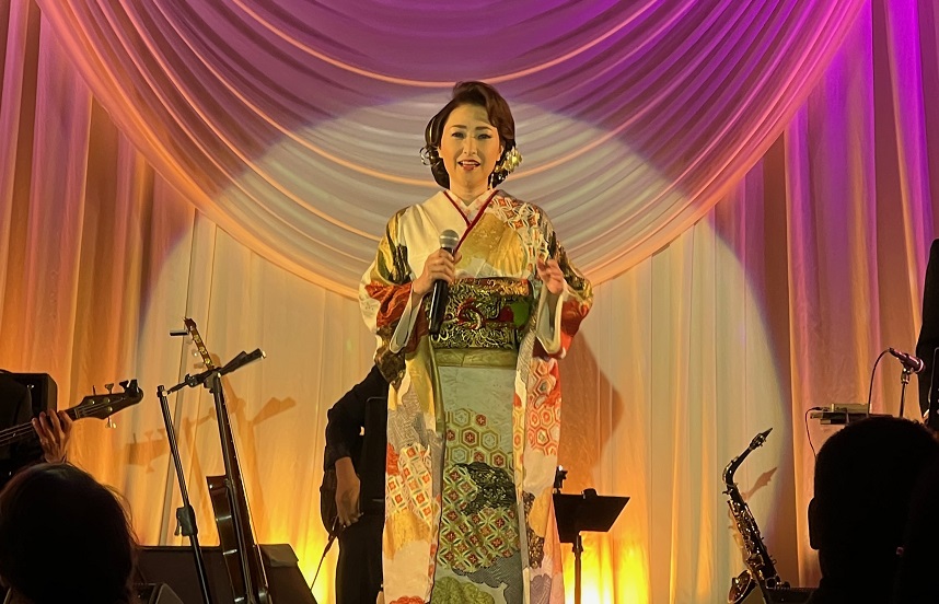 山口かおるがディナーショー　歌手デビュー30周年　新曲「ふた情け」などを熱唱