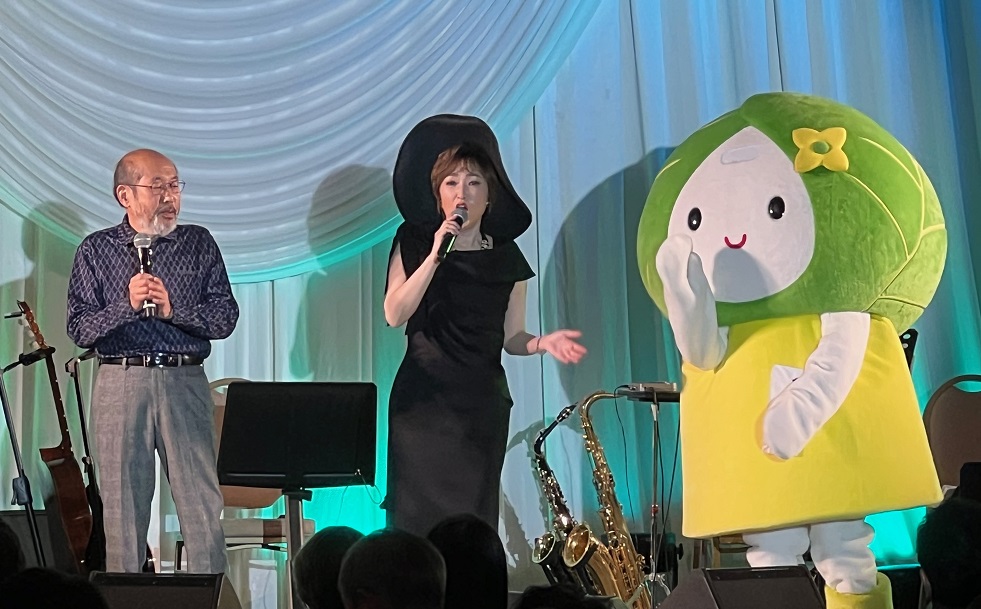 山口かおるが歌手デビュー30周年ディナーショー　新曲「ふた情け」などを熱唱