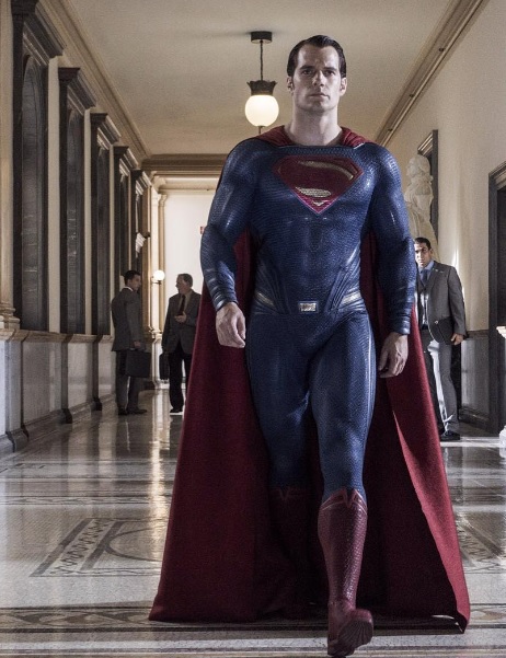 ヘンリー・カヴィル、「スーパーマンの日」に激論「赤いマントを着るには年を取りすぎた！？」 
