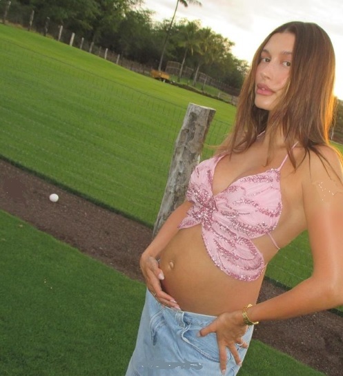 妊娠中のヘイリー・ビーバー、大きくなったお腹をインスタ公開