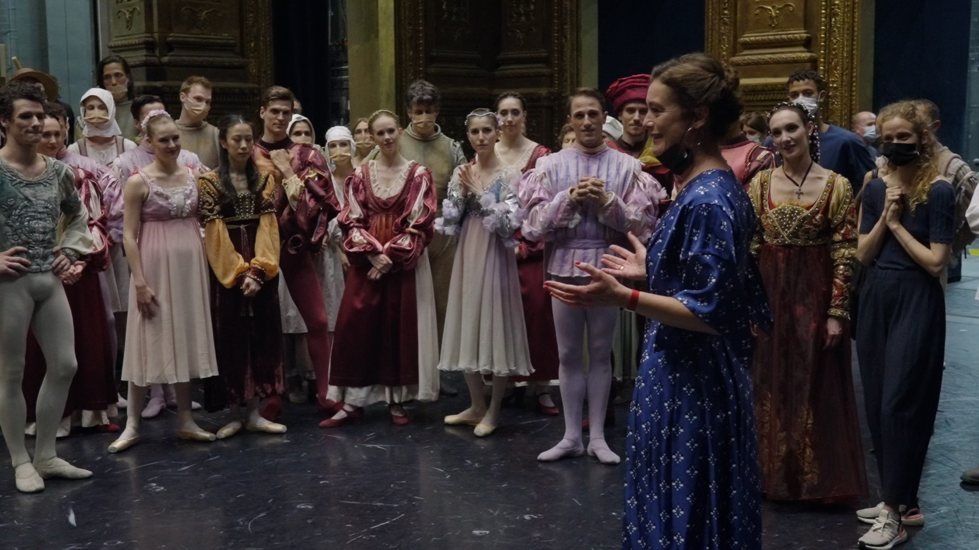 「新章パリ・オペラ座　特別なシーズンの始まり」　パリ・オペラ座のダンサーたちの苦闘と華麗な舞踏を描いた迫真のドキュメント 
