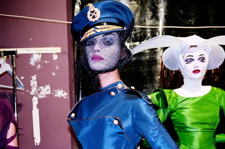 「ジョン・ガリアーノ 世界一愚かな天才デザイナー」メインビジュアル＆予告編＆場面写真解禁