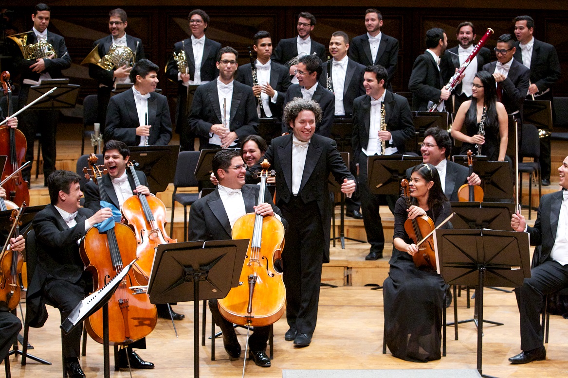 ドキュメンタリー「ビバ・マエストロ! 指揮者ドゥダメルの挑戦」のメインビジュアル解禁