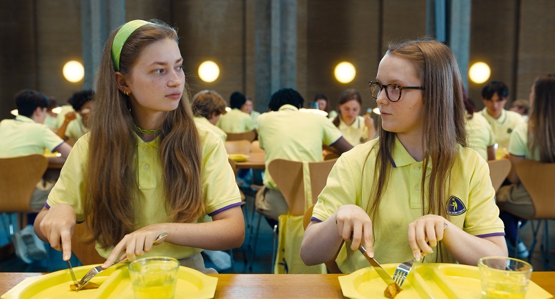 新感覚スリラー「クラブゼロ」 ミア・ワシコウスカが”小食”を説くカルト的教師を怪演