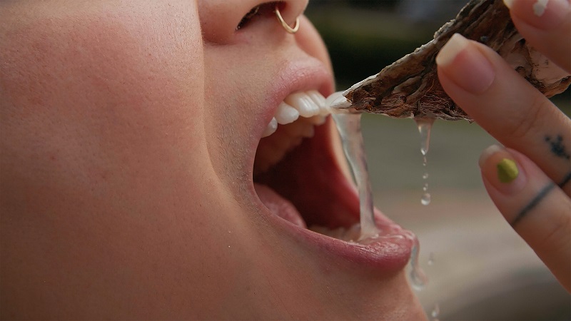 牡蠣を巡るクィアなドキュメンタリー「水の中で息をする ―彼女でも彼でもなく―」メインビジュアル、場面写真解禁