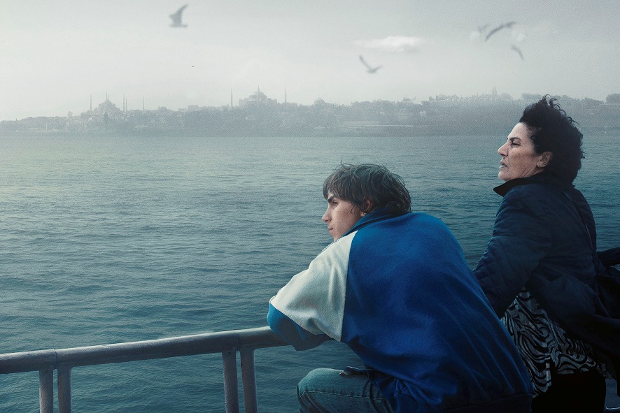 「CROSSING　心の交差点」トランスジェンダーの姪を探してジョージアからトルコに旅する女性と青年のロードムービー