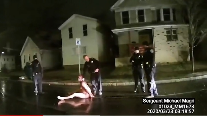 >
3月にも黒人男性が白人警官に地面に押さえつけられて死亡していた　警官のボディカムの映像公開で抗議デモ再燃
